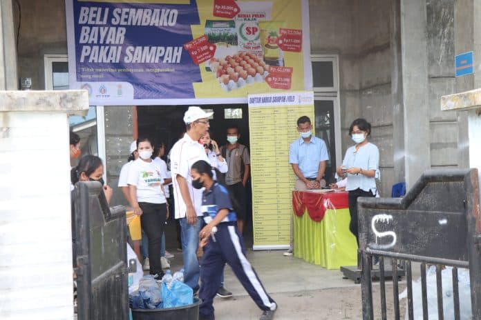 wabup_toba_beli_sembako_bayar_pakai_sampah_non_organik