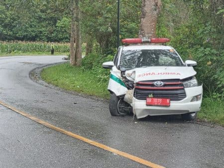waduh_mobil_ambulans_kecelakaan_di_sipoholon_taput