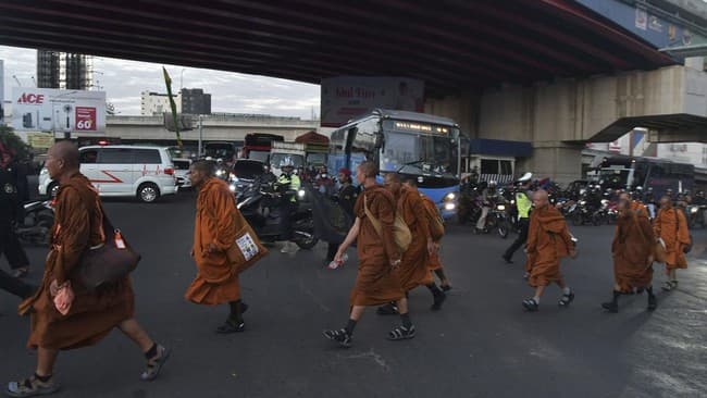 wah_32_biksu_berjalan_kaki_dari_thailand_menuju_candi_borobudur_berikut_alasanya