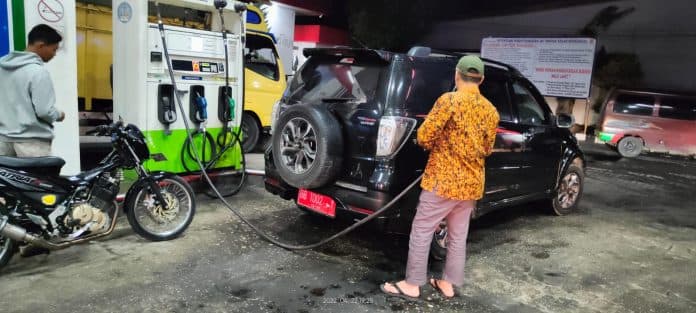 wah_sebuah_kendaraan_dinas_pemkab_dairi_sedot_bbm_subsidi_di_spbu