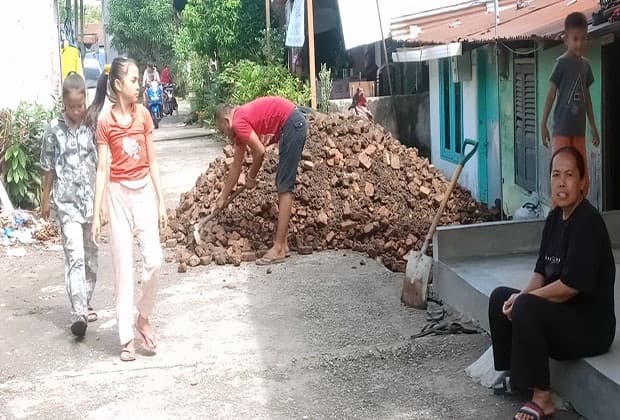 wah_warga_gunakan_limbah_padat_untuk_nimbun_pemukiman