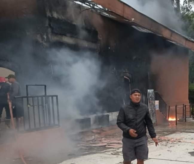 wahana_mikie_holiday_berastagi_terbakar_3_mobil_damkar_dikerahkan