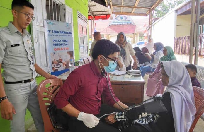 wajib_pajak_dapat_pengobatan_gratis_saat_urus_surat_kendaraan_di_samsat_sibuhuan