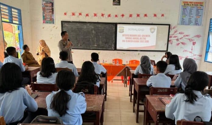 wakapolres_tapteng_ajak_pelajar_sman_1_tukka_tak_terlibat_kenakalan_remaja