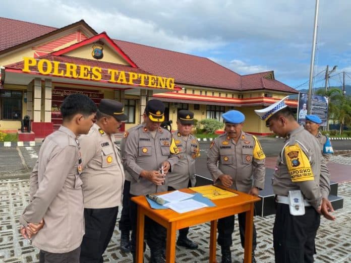 wakapolres_tapteng_lakukan_pengecekan_senpi_cegah_terjadinya_pelanggaran