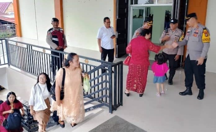 wakapolres_tebing_tinggi_pimpin_pengecekan_pengamanan_ibadah_natal_di_4_gereja