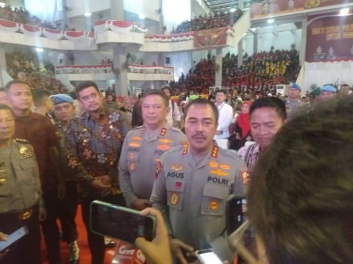 wakapolri_bagikan_5000_paket_sembako_di_medan_ini_harapannya