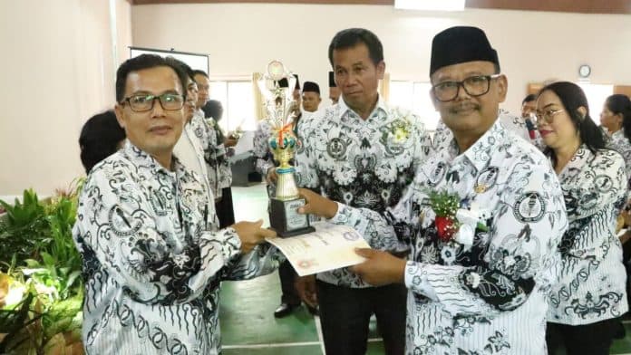 wakil_bupati_simalungun_ajak_pgri_tingkatkan_kwalitas_pendidikan_di_simalungun