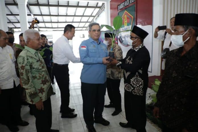 wakil_menteri_pertanian_ri_serahkan_bantuan_bibit_pertanian_di_asahan
