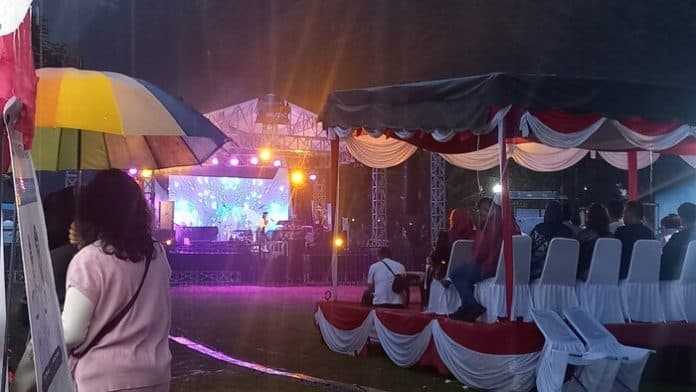 walau_diguyur_hujan_festival_music_sambut_aquabike_jetski_world_championship_meriah