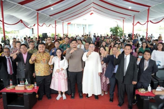 wali_kota_bobby_beri_solusi_masalah_masyarakat_saat_safari_natal