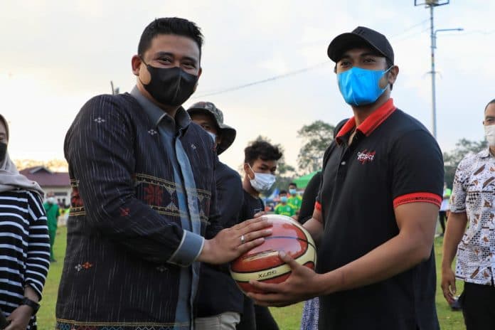 wali_kota_bobby_lepas_32_atlet_peparnas_medan_ke_papua