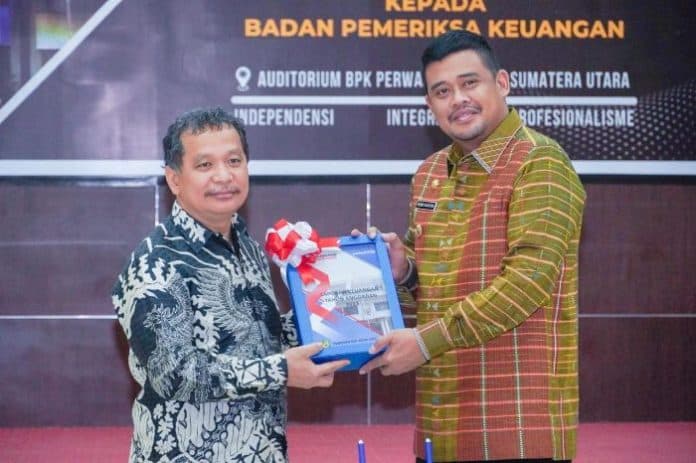 wali_kota_bobby_nasution_serahkan_lkpd_pemko_medan_unaudited_ta_2023_ke_bpk