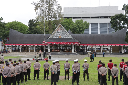 wali_kota_dampingi_kapolres_siantar_gelar_pasukan_operasi_lilin_toba_2022