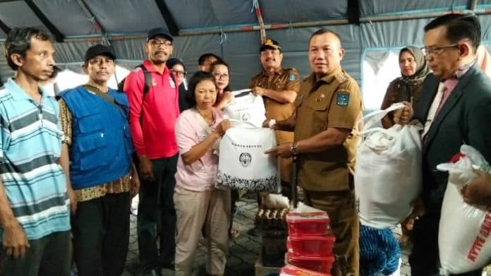 wali_kota_dan_pimpinan_dprd_sibolga_berikan_bantuan_kepada_korban_kebakaran
