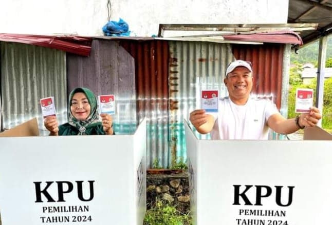 wali_kota_dan_wawako_sibolga_bersama_keluarga_mencoblos_di_tps_berbeda