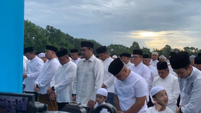 wali_kota_medan_bobby_salat_idul_adha_di_lapangan_cassia_raya