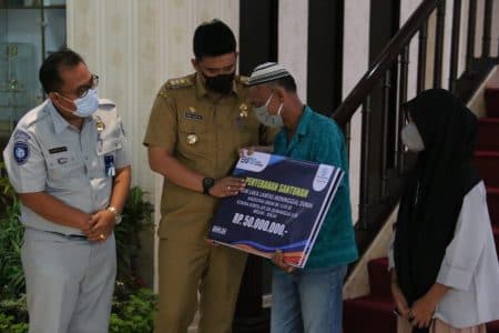 wali_kota_medan_bobby_serahkan_santunan_ke_ahli_waris_korban_tabrakan_kereta_api_dengan_angkot_123