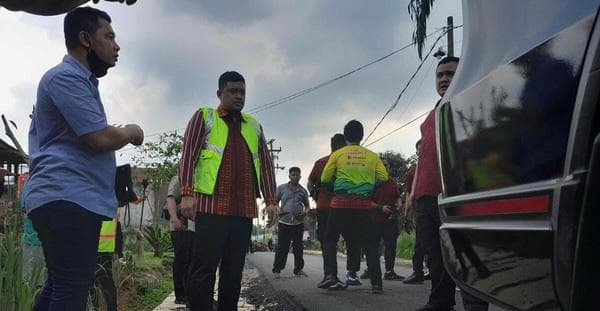 wali_kota_medan_kesal_aspal_jalan_bunga_rampai_iii_amblas_saat_dilalui