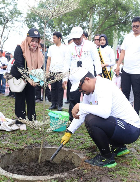 wali_kota_medan_malaysia_dan_thailand_tanam_pohon_di_taman_gajah_mada