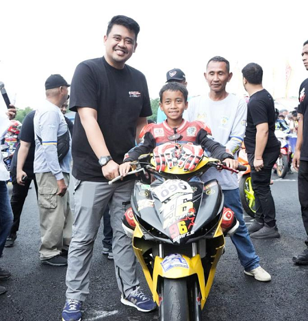 wali_kota_medan_semangati_para_pebalap_di_r2d_88_road_race_2023