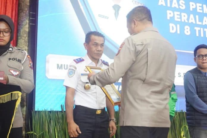 wali_kota_medan_terima_penghargaan_pelopor_keselamatan_berlalu_lintas_dari_kapolda_sumut
