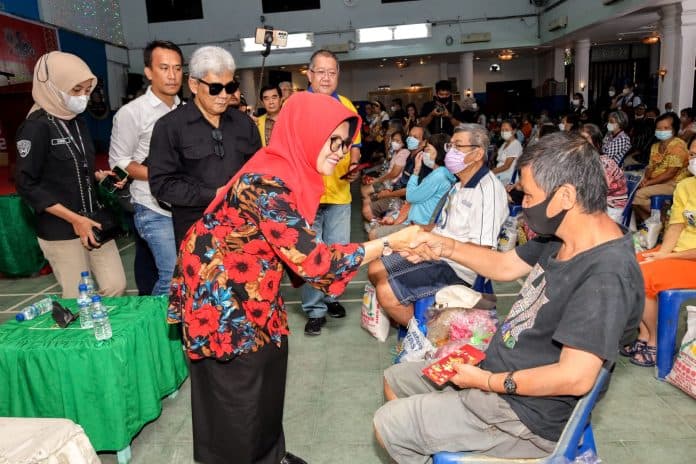wali_kota_siantar_apresiasi_giat_baksos_imlek_tahun_2547_walubi_dan_lions_club