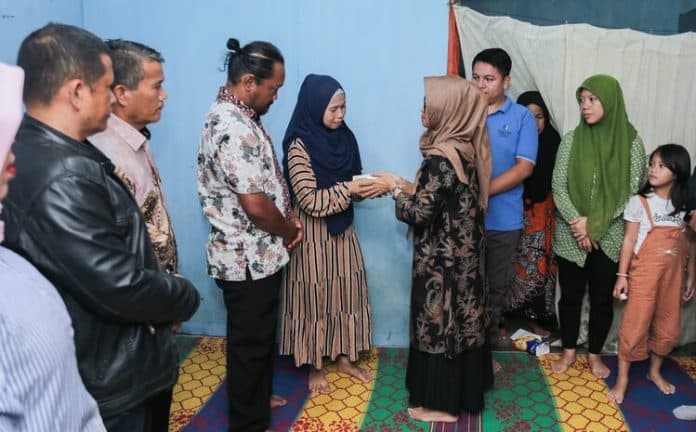 wali_kota_siantar_berikan_rp25_juta_pada_keluarga_korban_hanyut