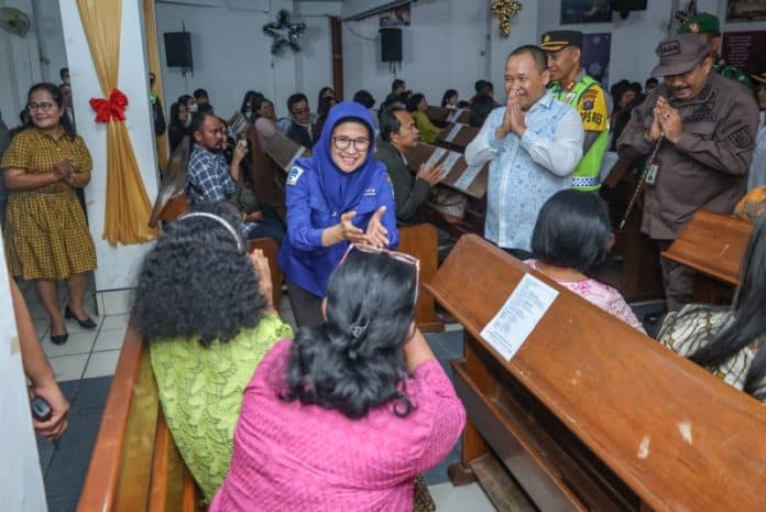 wali_kota_siantar_bersama_forkopimda_kunjungi_gereja_saat_ibadah_di_malam_tahun_baru