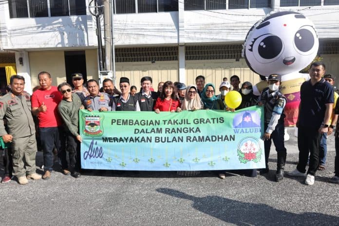 wali_kota_siantar_bersama_walubi_lotus_light_charity_society_dan_aice_berbagi_takjil_kepada_masyarakat