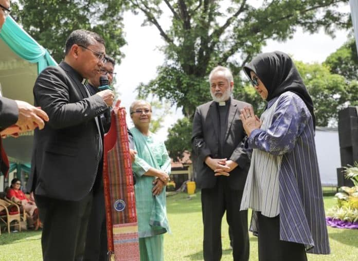 wali_kota_siantar_di_dies_natalis_stt_hkbp_hadirkan_kristus_di_tengah_tengah_masyarakat