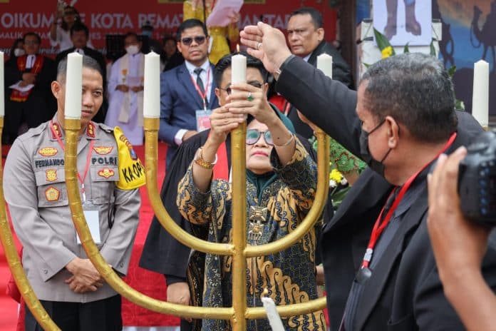 wali_kota_siantar_nyalakan_lilin_pertama_di_natal_oikumene