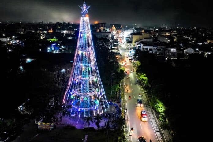 wali_kota_siantar_nyalakan_pohon_natal_tertinggi_di_asia_tenggara