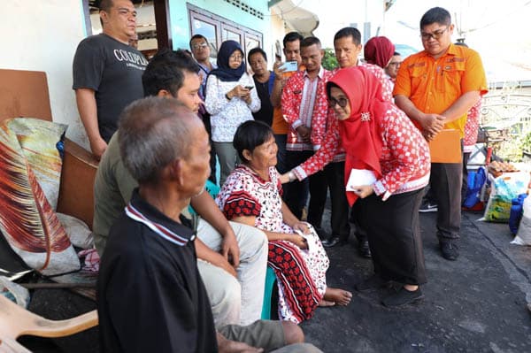 wali_kota_siantar_sambangi_keluarga_terdampak_kebakaran_di_jalan_bola_kaki