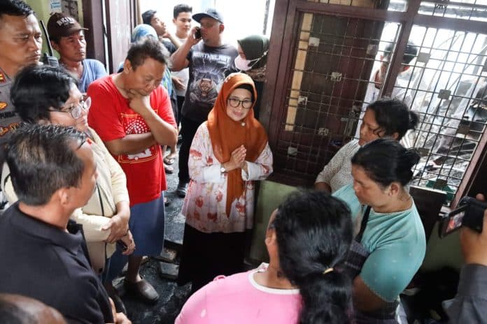 wali_kota_siantar_sambangi_korban_kebakaran_di_jalan_sangnaualuh