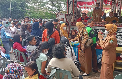 wali_kota_siantar_sapa_warga_saat_antre_blt_subsidi_bbm_tahap_ii