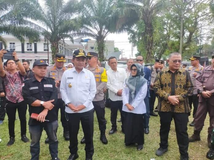 wali_kota_siantar_serahkan_bpjs_ketenagakerjaan_ke_petugas_kpps
