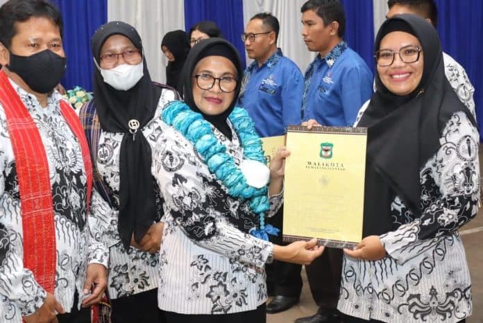 wali_kota_siantar_serahkan_penghargaan_kepada_guru_penggerak_di_peringatan_hut_pgri