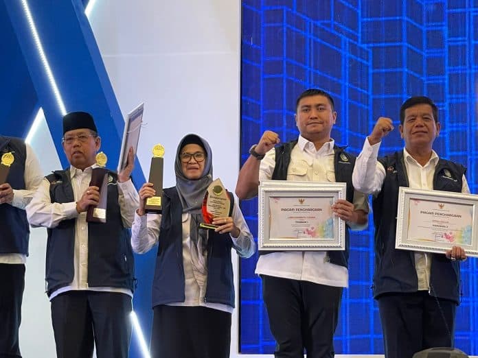 wali_kota_siantar_terima_2_penghargaan_di_musrenbang_provinsi_sumut