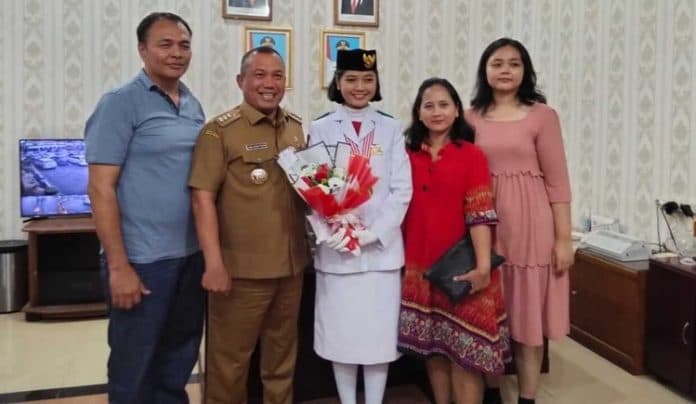 wali_kota_sibolga_penuhi_janji_berikan_bantuan_pada_anggota_paskibraka_nasional