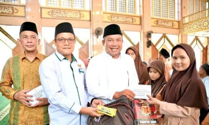wali_kota_sibolga_serahkan_paket_bantuan_sekolah_untuk_400_siswa_miskin
