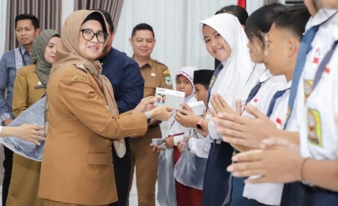 wali_kota_susanti_bagikan_buku_tabungan_pada_pelajar_siantar