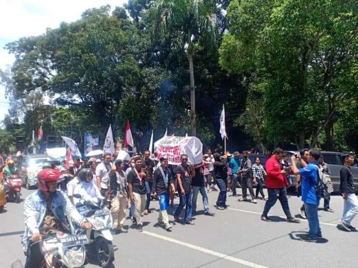 wali_kota_susanti_ingkar_janji_masyarakat_gurilla_unjuk_rasa_bawa_keranda_mayat