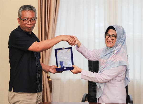 wali_kota_susanti_terima_penghargaan_dari_kpp_pratama_pematangsiantar
