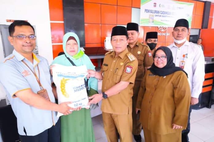 wali_kota_tanjungbalai_salurkan_beras_bantuan_cadangan_kepada_kpm