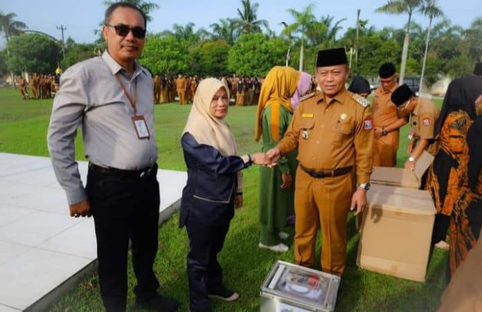 wali_kota_tanjungbalai_salurkan_csr_pt_bank_sumut_kepada_pedagang