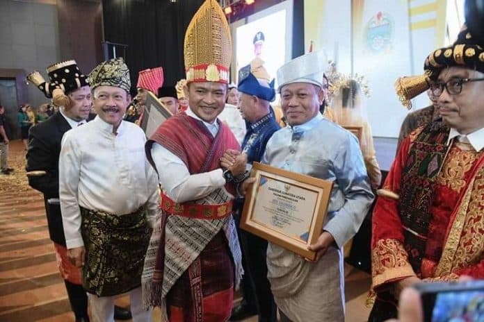 wali_kota_tanjungbalai_terima_penghargaan_realisasi_belanja_apbd_terbaik_se_sumut