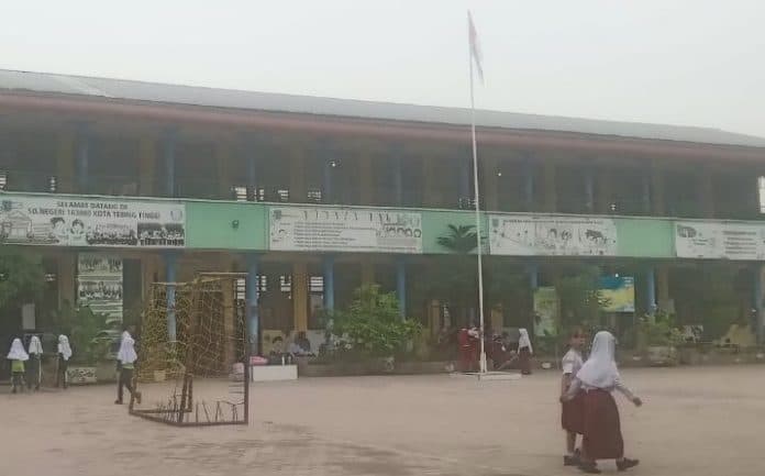 wali_murid_sd_di_tebing_tinggi_keluhkan_pembagian_buku_tidak_merata