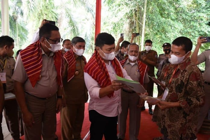 wamen_atrbpn_serahkan_sartifikat_tanah_hasil_inventarisasi_gtra