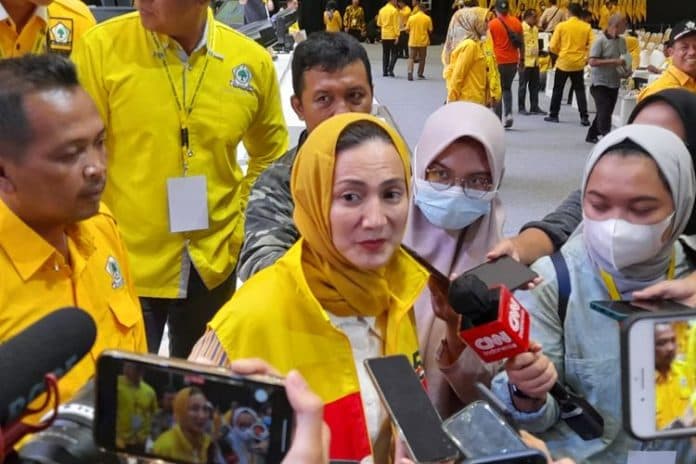 wanda_hamidah_mundur_dari_partai_golkar_kritik_presiden_jokowi_dan_politika_nasional